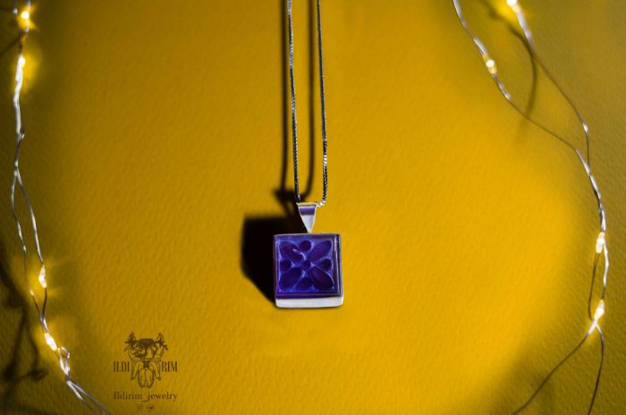Picture of Derafshe-Kaviyani Necklace